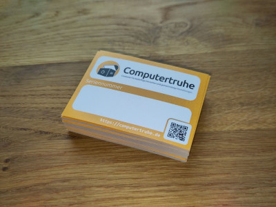 Aufkleber mit Computertruhe Logo, QR Code und einem freien Beschriftungsfeld