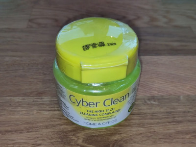 Eine Dose Reinigungsmasse Cyber Clean