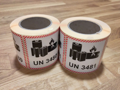 Gefahrgutaufkleber für den Versand von Lithiumbatterien auf zwei Rollen