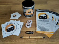 Inhalt des Neumitgliederpakets: Sticker, Flyer, eine Tasse, Buttons, ein Kugelschreiber und Kameraabdeckung Inhalt des Neumitgliederpakets: Sticker, Flyer, eine Tasse, Buttons, ein Kugelschreiber und Kameraabdeckung
