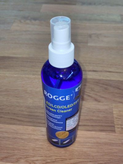 Eine Sprühflasche mit Displayreiniger