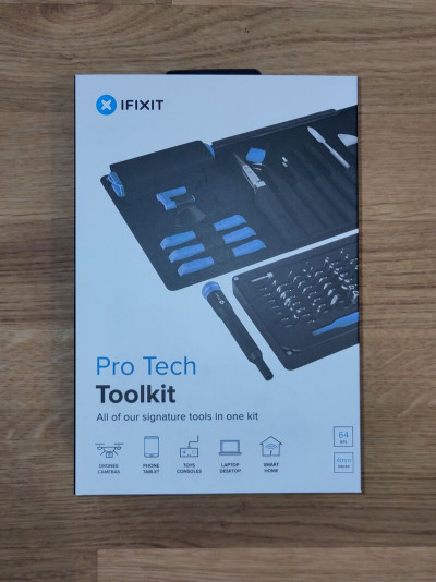 Ein verpacktes Werkzeugset iFixit Pro Tech Toolkit