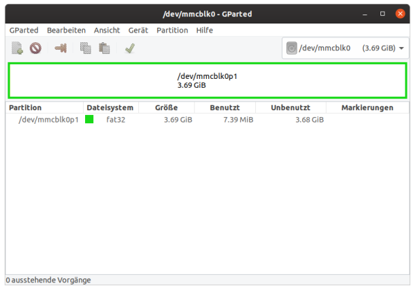 Screenshot des Programms „GParted“, welches Partitionierungsinformationen (Partitionsname, Dateisystem, Größe etc.) eines 4 GB Speichermediums darstellt.