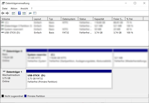 Screenshot der in „Windows 10“ eingebauten Applikation „Datenträgerverwaltung“, welches Partitionierungsinformationen (Dateisystem, Status, Kapazität etc.) eines 4 GB Speichermediums darstellt.